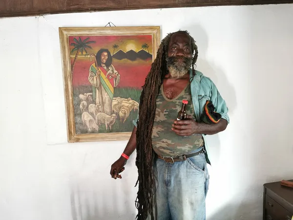Rue du centre-ville de Nine Mile en Jamaïque